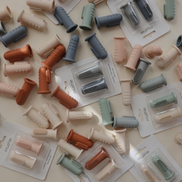 FINGER TOOTHBRUSH (SHIFTING SAND/BLUSH)