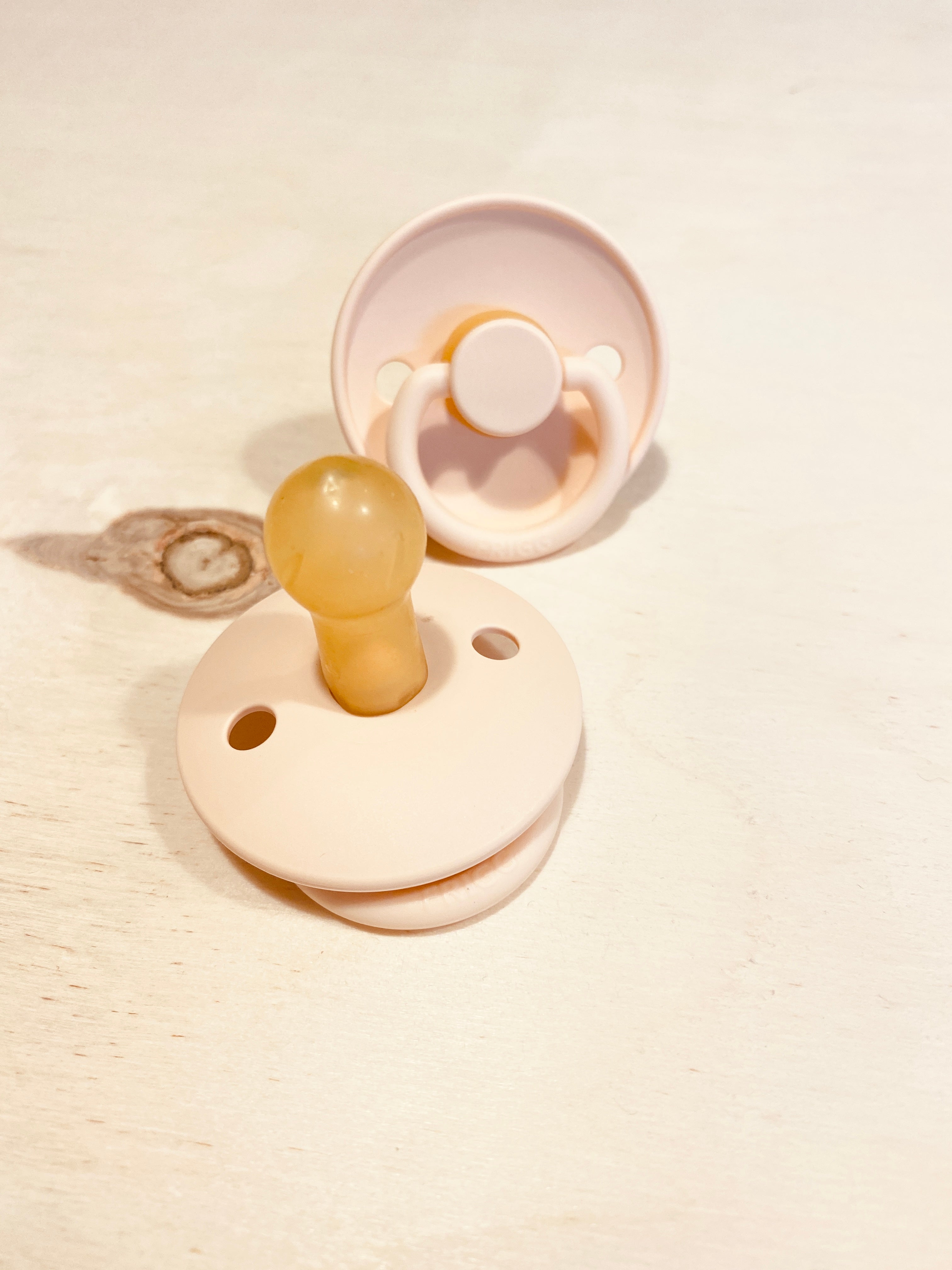FRIGG NATURAL RUBBER PACIFIER - PINK CREAM