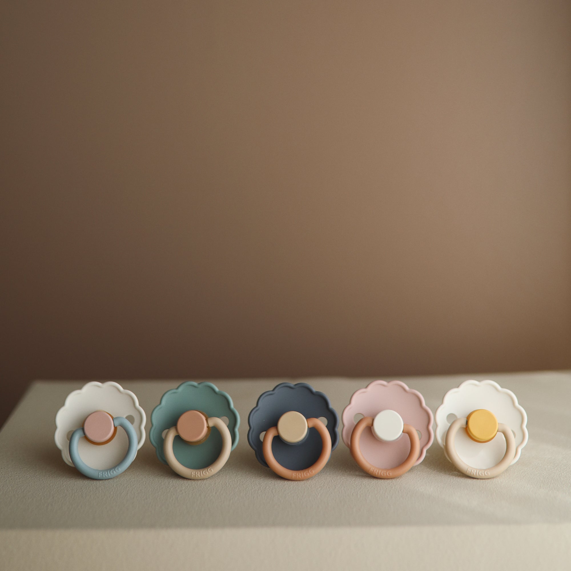 FRIGG  NATURAL RUBBER PACIFIER | COLORBLOCK - PEONY