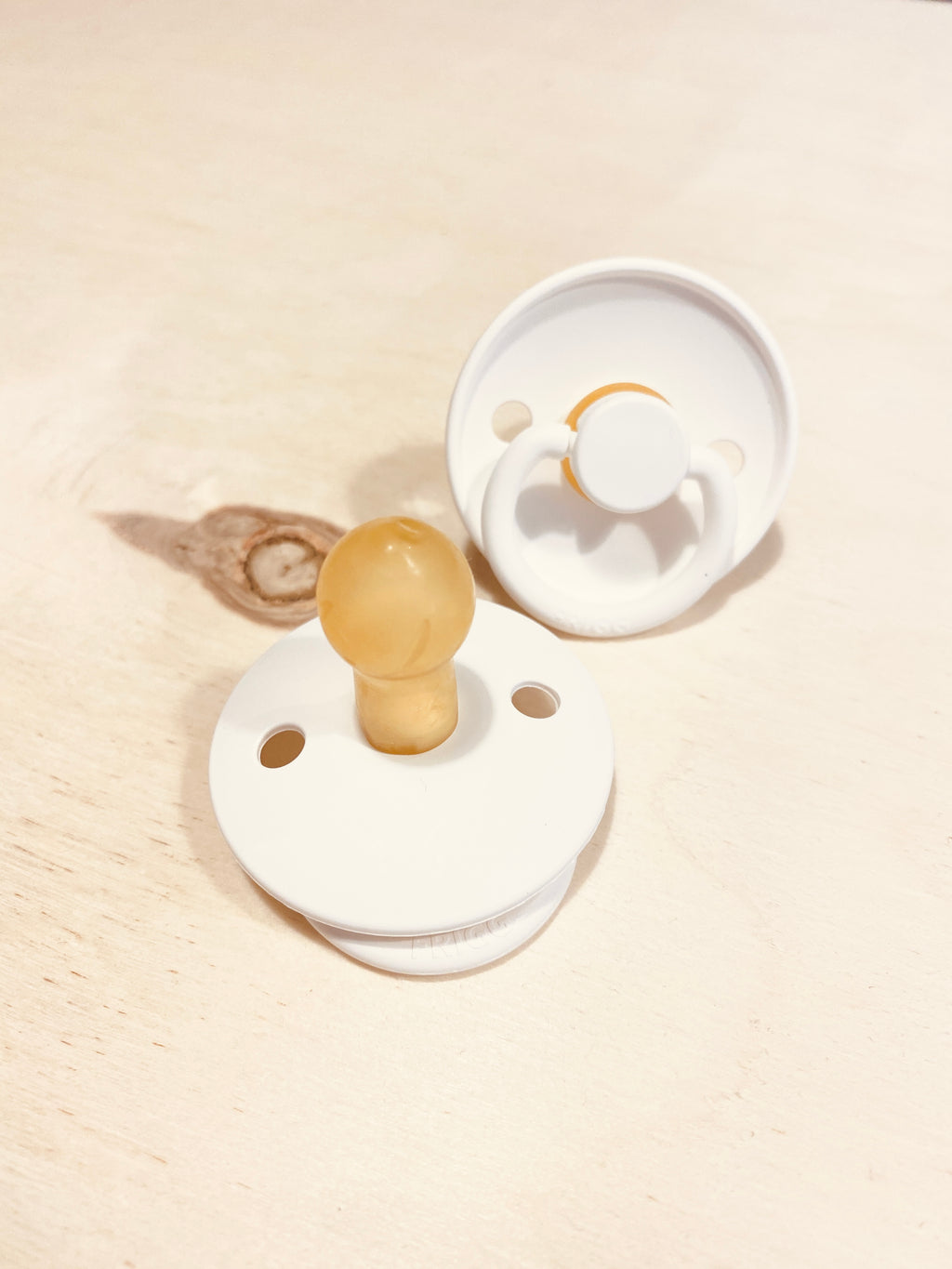 FRIGG NATURAL RUBBER PACIFIER - BRIGHT WHITE