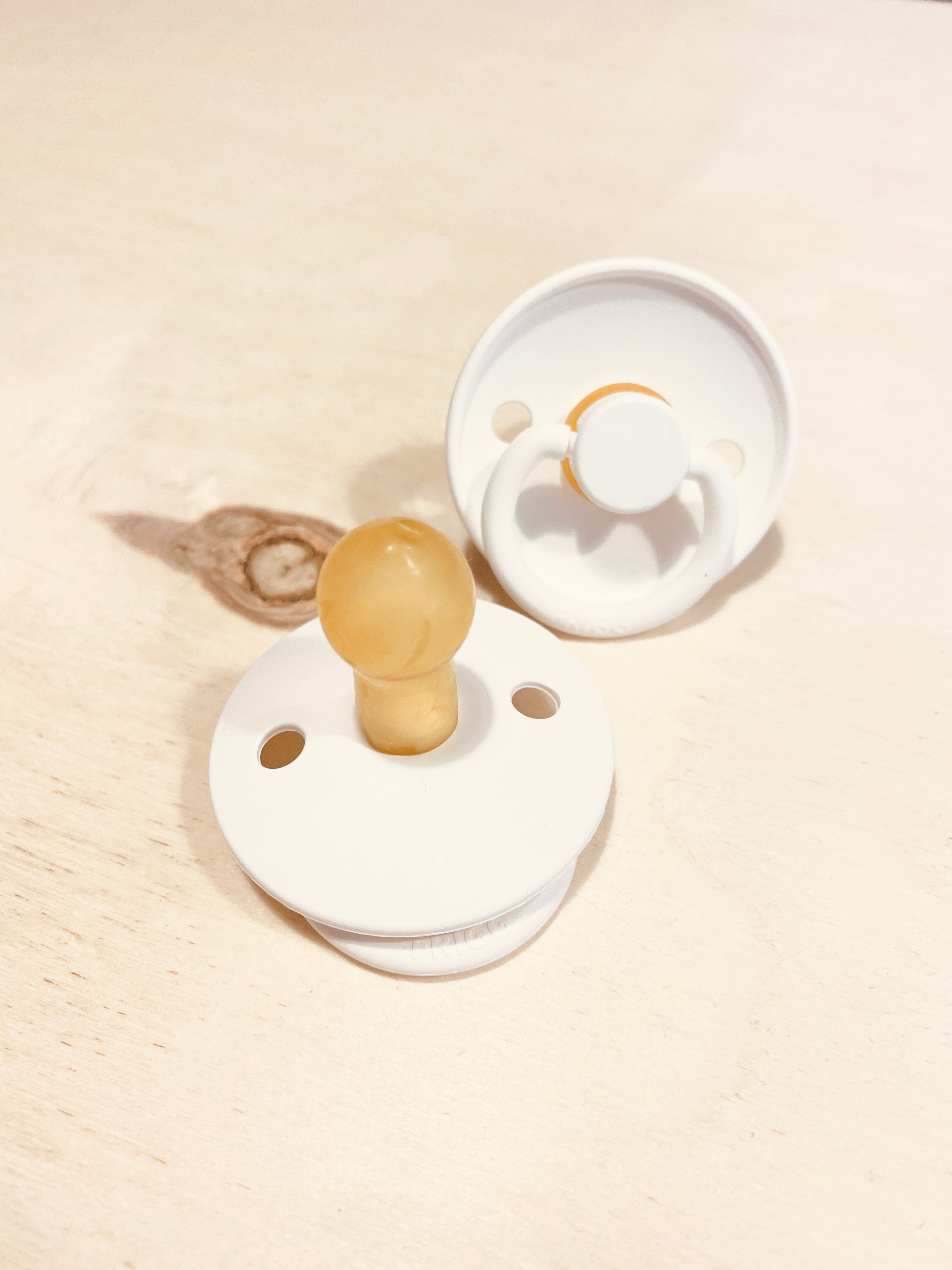 FRIGG NATURAL RUBBER PACIFIER - BRIGHT WHITE